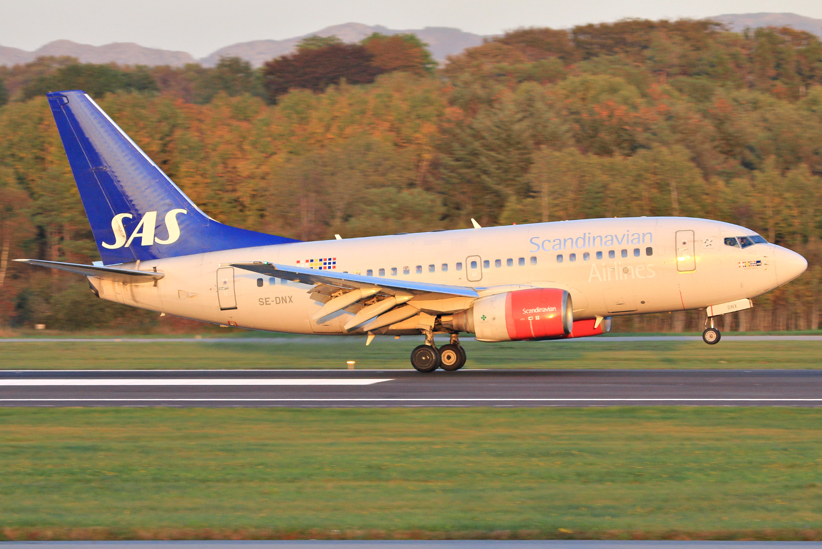 SE-DNX · Boeing 737-683 · (SVG / ENZV)