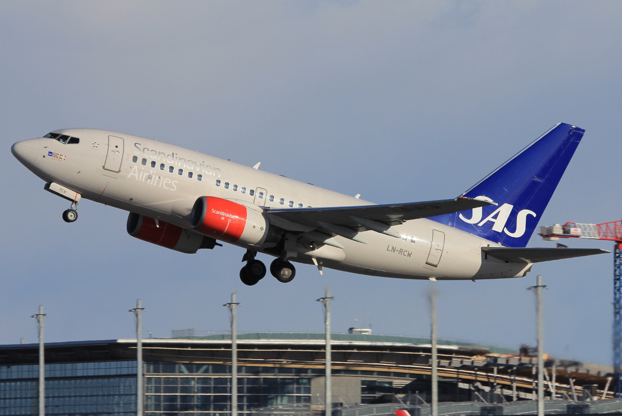 LN-RCW · Boeing 737-683 · (OSL / ENGM)