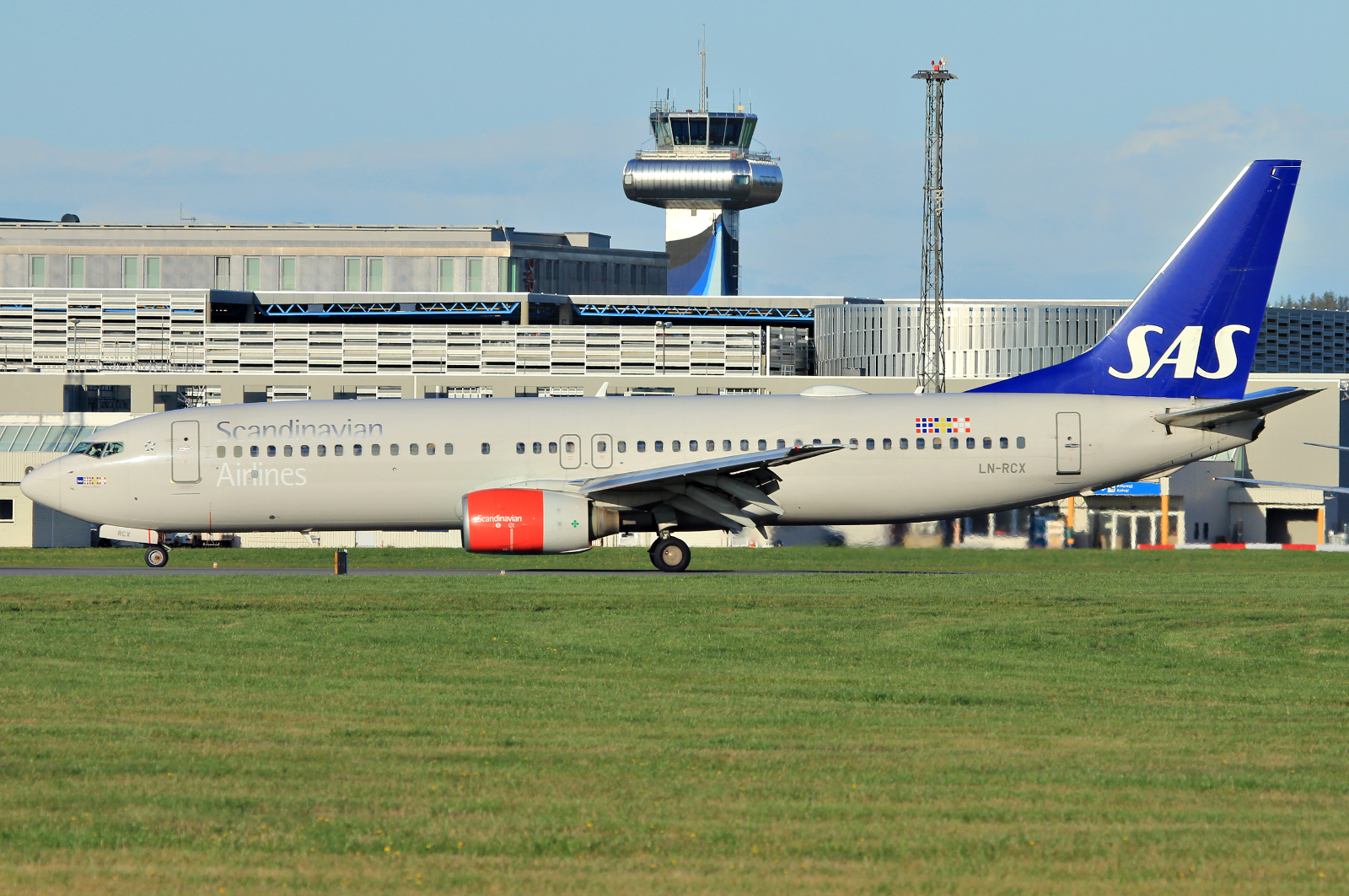 LN-RCX · Boeing 737-883 · (SVG / ENZV)