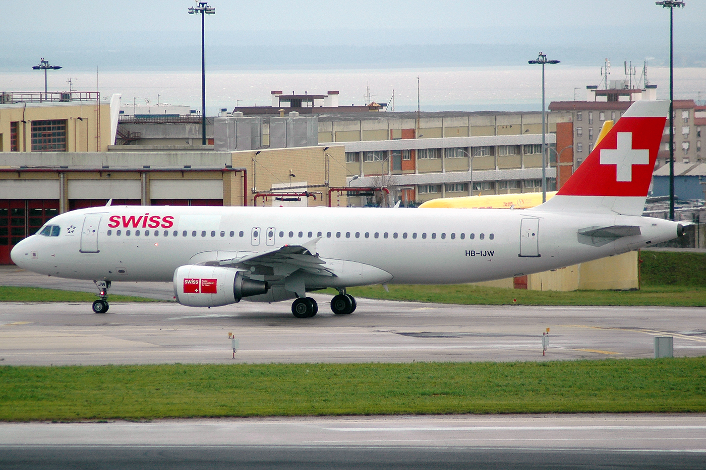 HB-IJW · Airbus A320-214 · (LIS / LPPT)