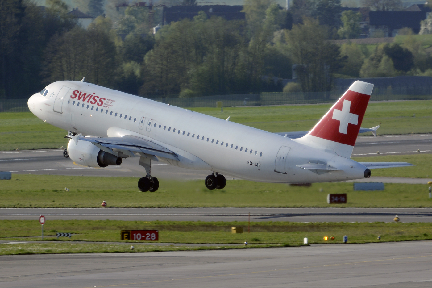 HB-IJF · Airbus A320-214 · (ZRH / LSZH)