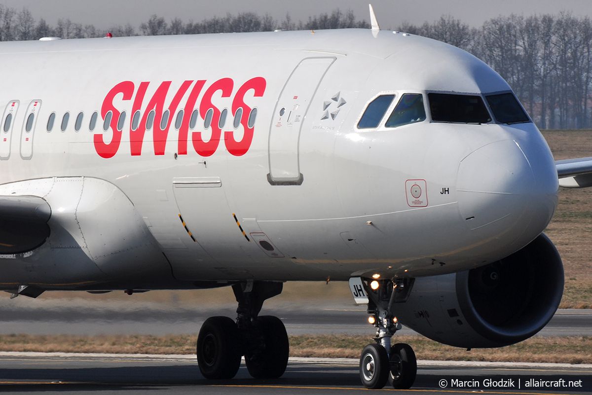 HB-IJH · Airbus A320-214 · (PRG / LKPR)