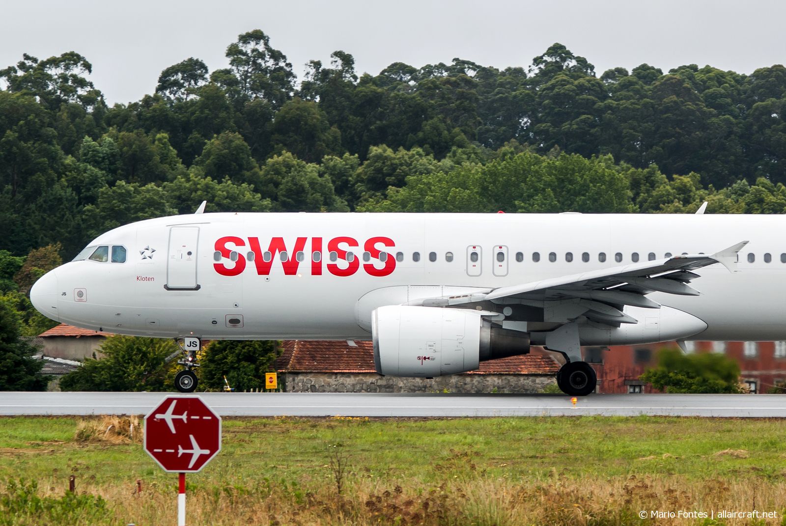 HB-IJS · Airbus A320-214 · (OPO / LPPR)