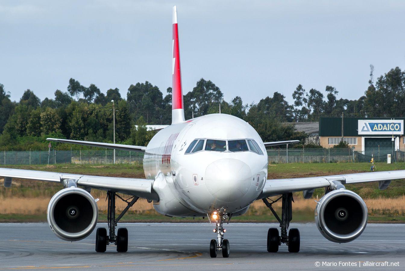 HB-IJS · Airbus A320-214 · (OPO / LPPR)