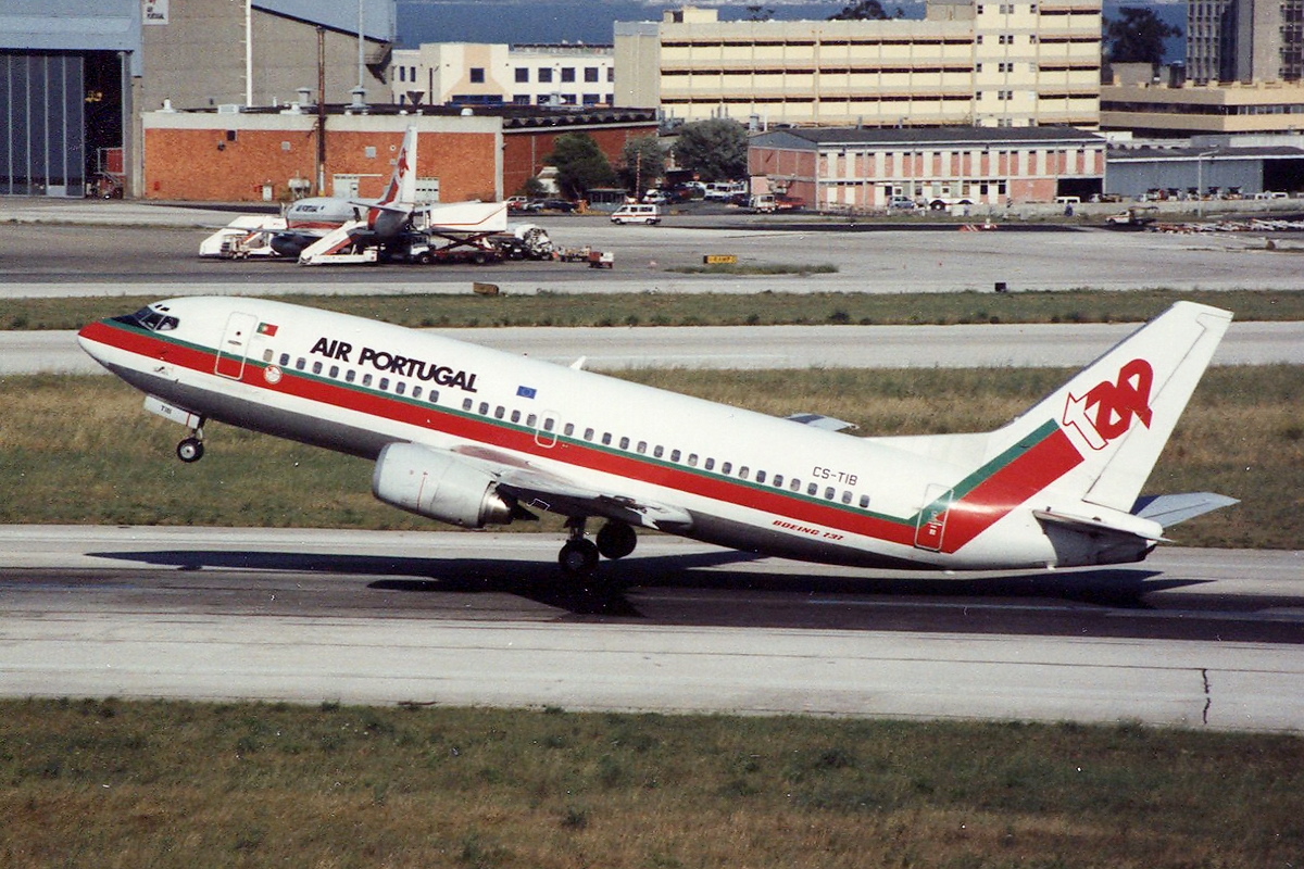 CS-TIB · Boeing 737-382 · (LIS / LPPT)