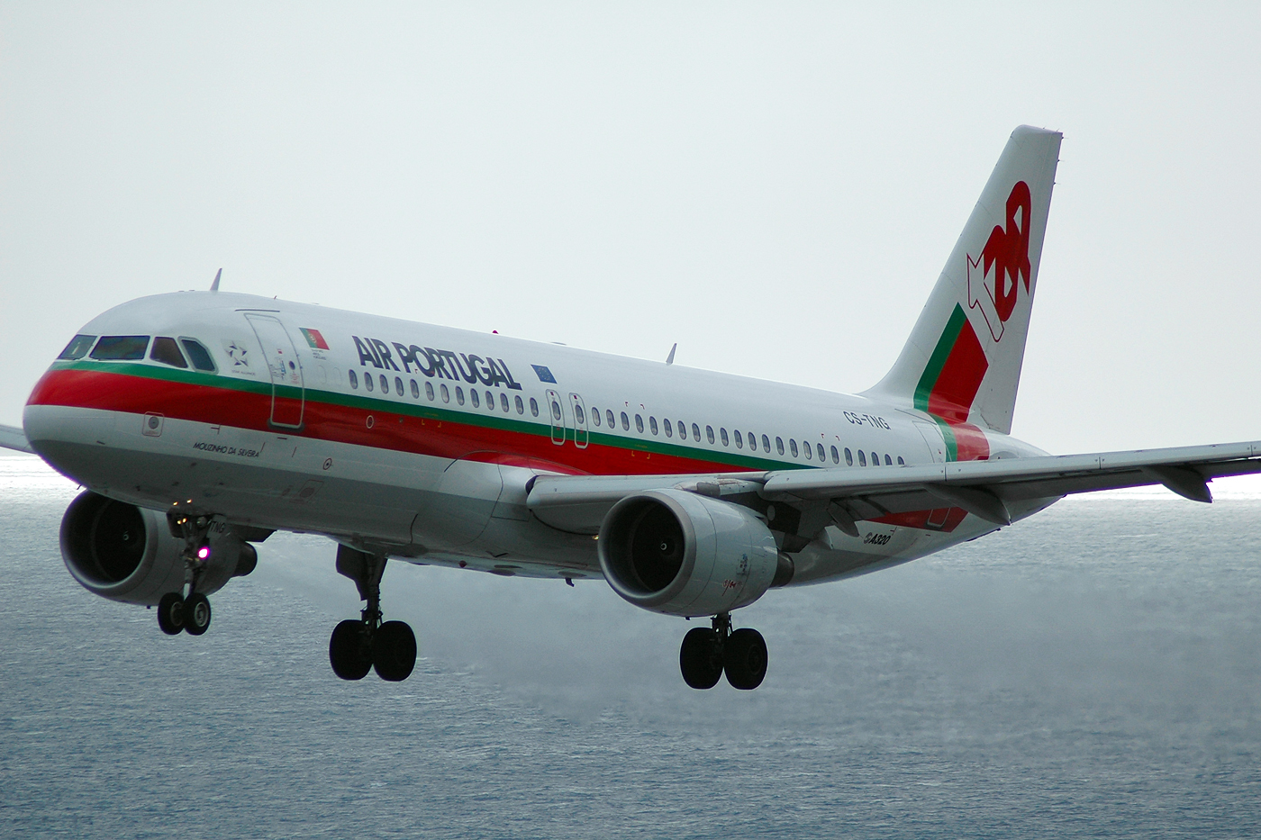 CS-TNG · Airbus A320-214 · (FNC / LPMA)