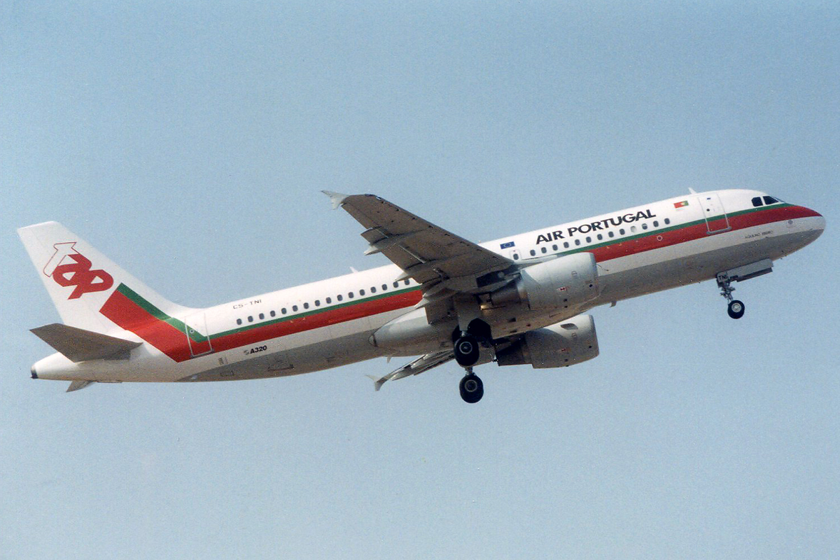 CS-TNI · Airbus A320-214 · (FAO / LPFR)
