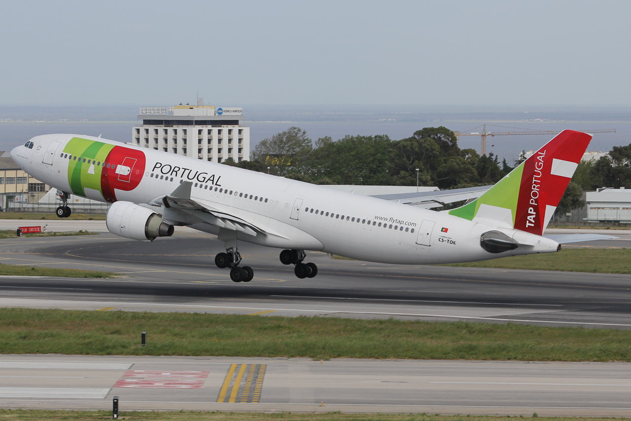 CS-TOK · Airbus A330-223 · (LIS / LPPT)