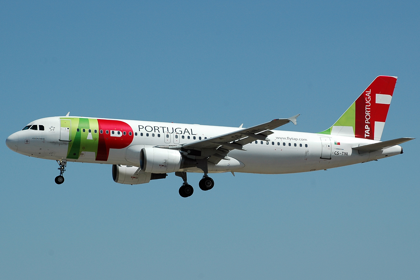 CS-TNI · Airbus A320-214 · (LIS / LPPT)
