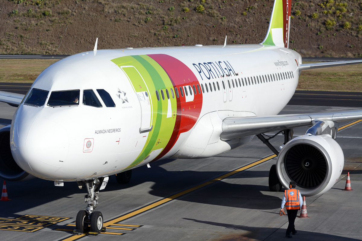 CS-TNH · Airbus A320-214 · (FNC / LPMA)