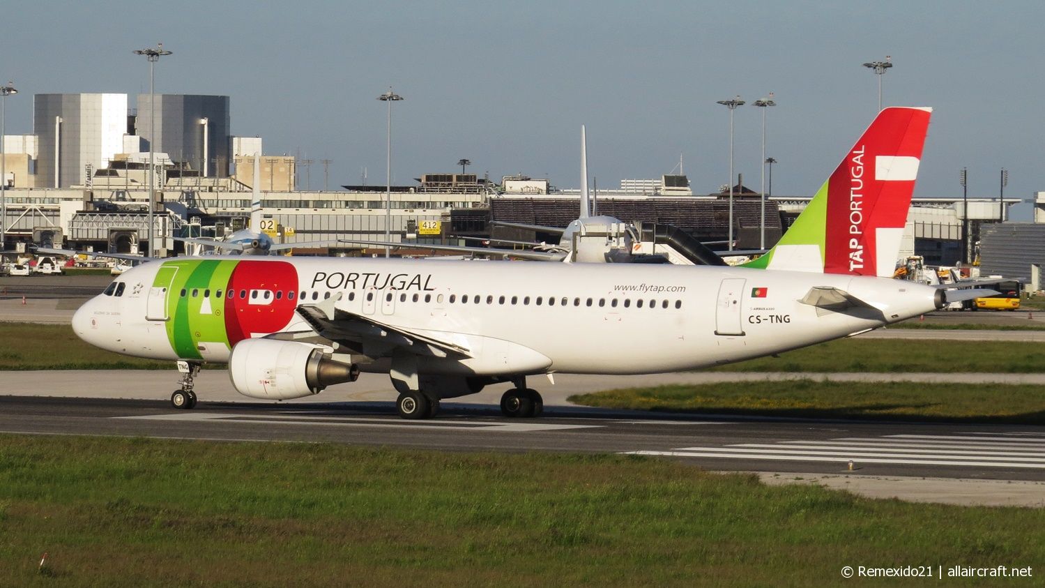 CS-TNG · Airbus A320-214 · (LIS / LPPT)