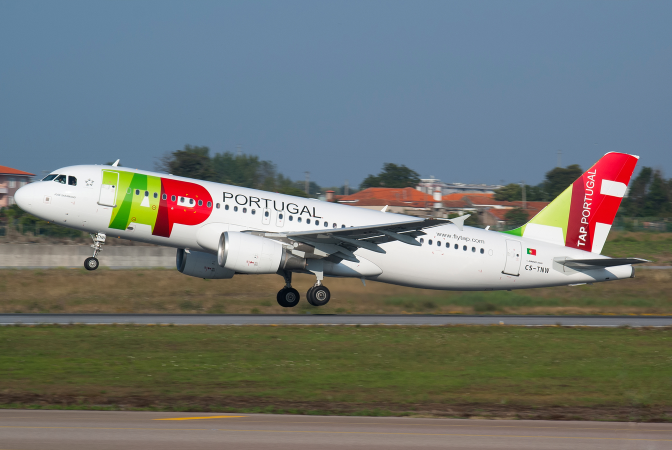 CS-TNW · Airbus A320-214 · (OPO / LPPR)
