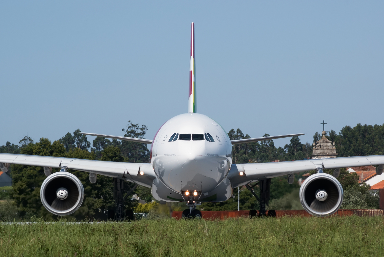 CS-TOE · Airbus A330-223 · (OPO / LPPR)