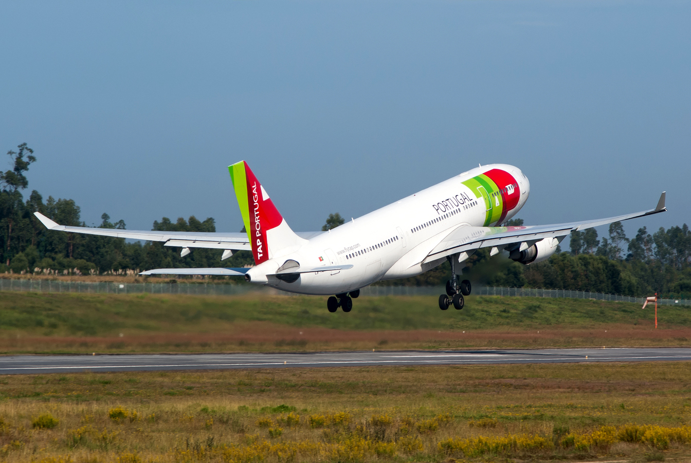CS-TOM · Airbus A330-202 · (OPO / LPPR)