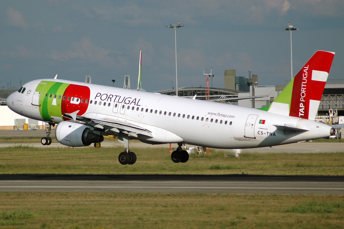 CS-TNA · Airbus A320-211 · (LIS / LPPT)