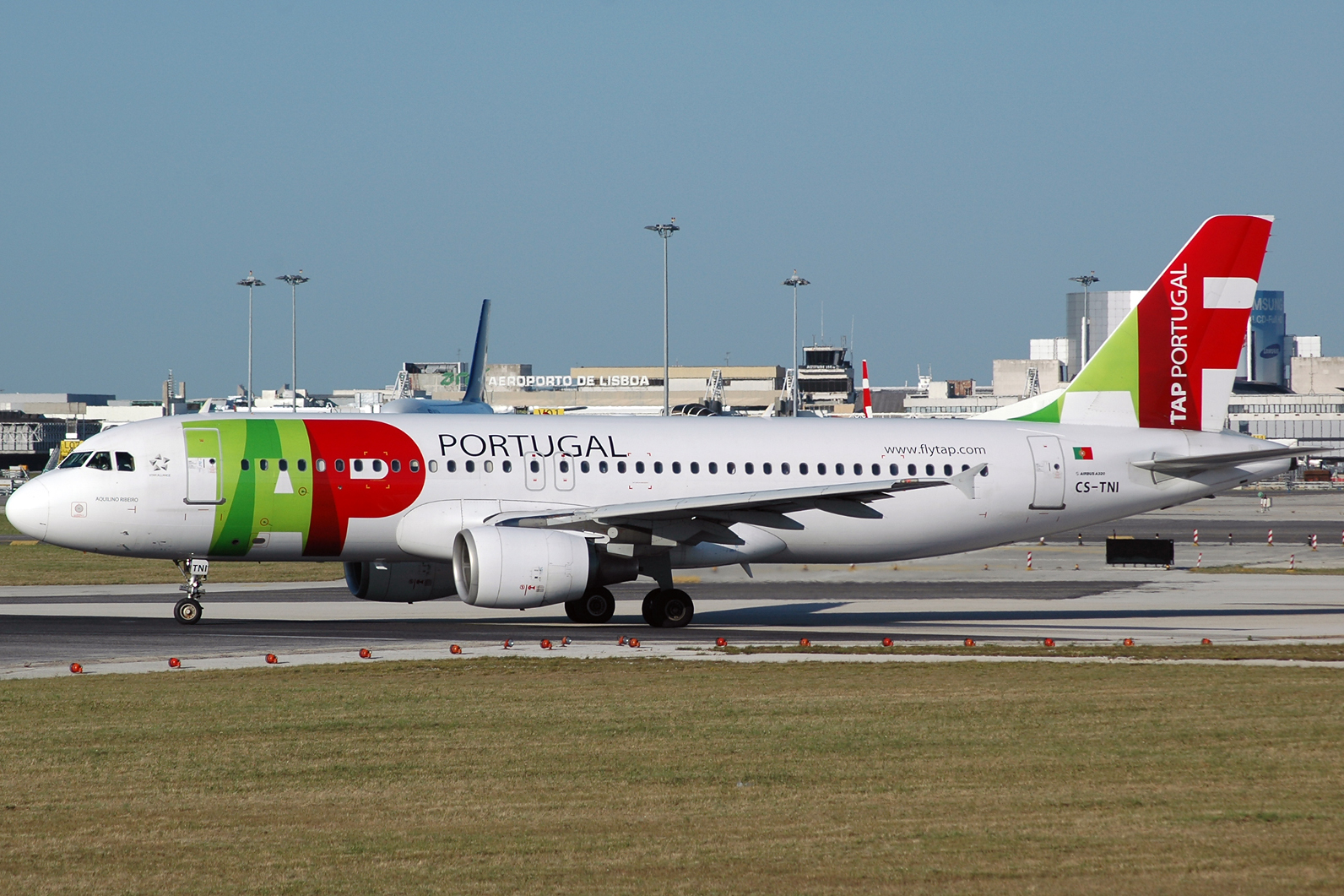 CS-TNI · Airbus A320-214 · (LIS / LPPT)