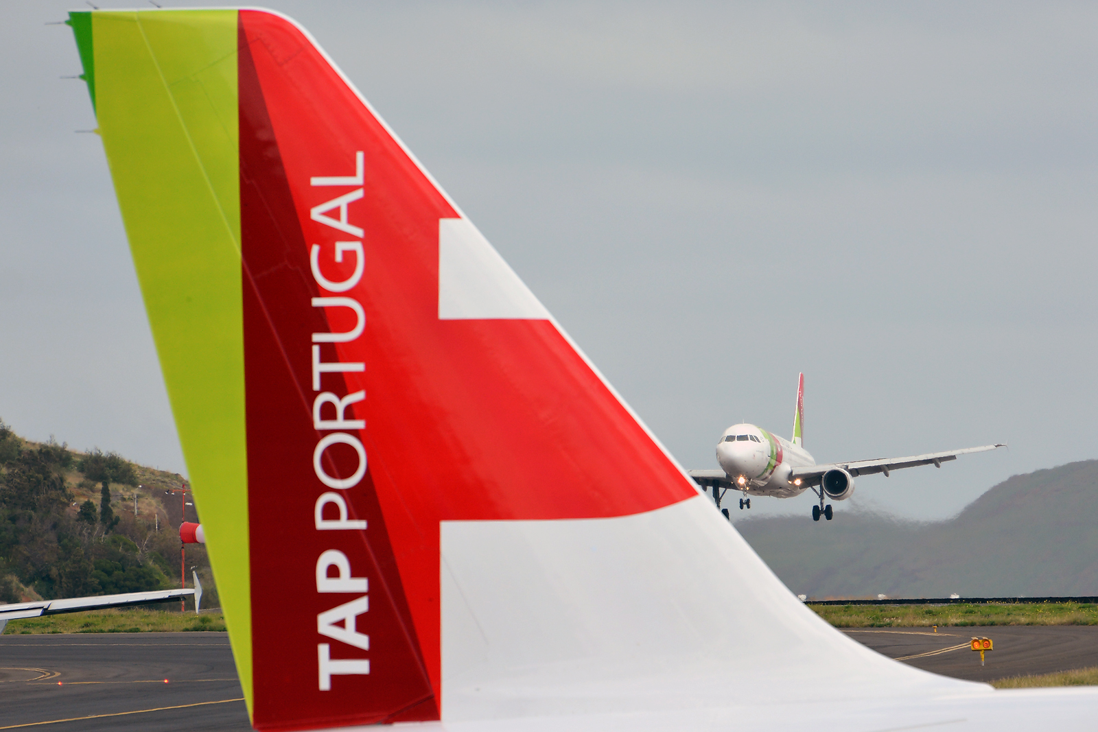 CS-TNH · Airbus A320-214 · (FNC / LPMA)