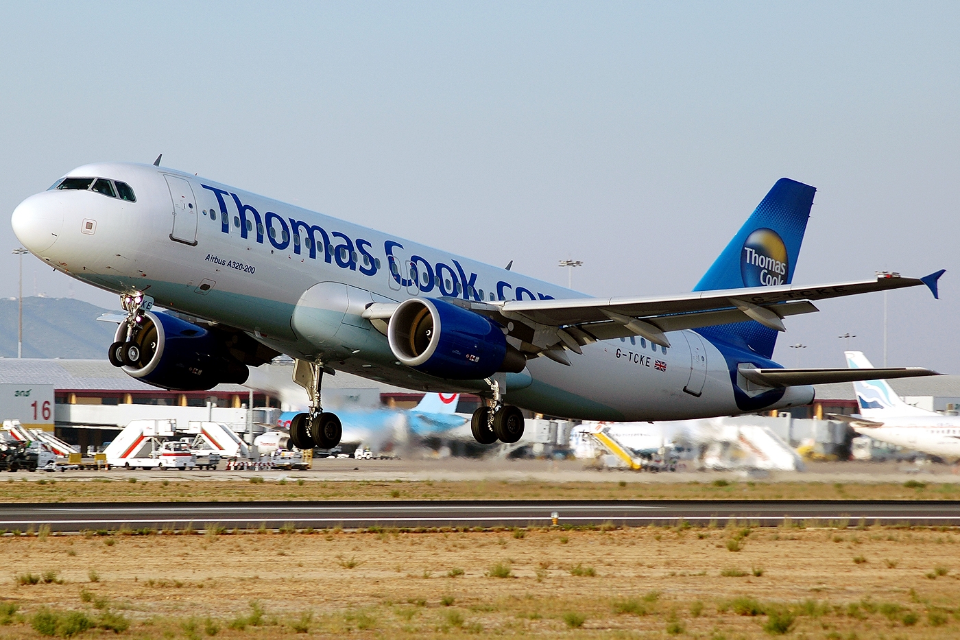 G-TCKE · Airbus A320-214 · (FAO / LPFR)