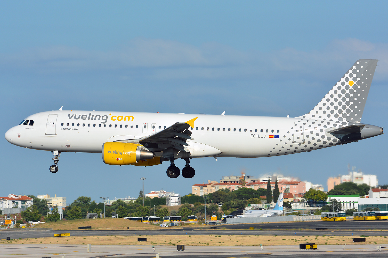 EC-LLJ · Airbus A320-216 · (LIS / LPPT)