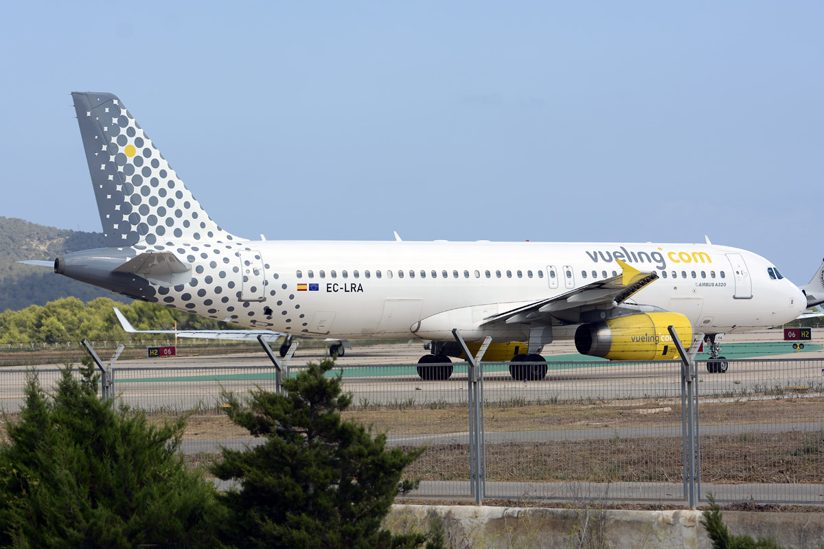 EC-LRA · Airbus A320-232 · (IBZ / LEIB)