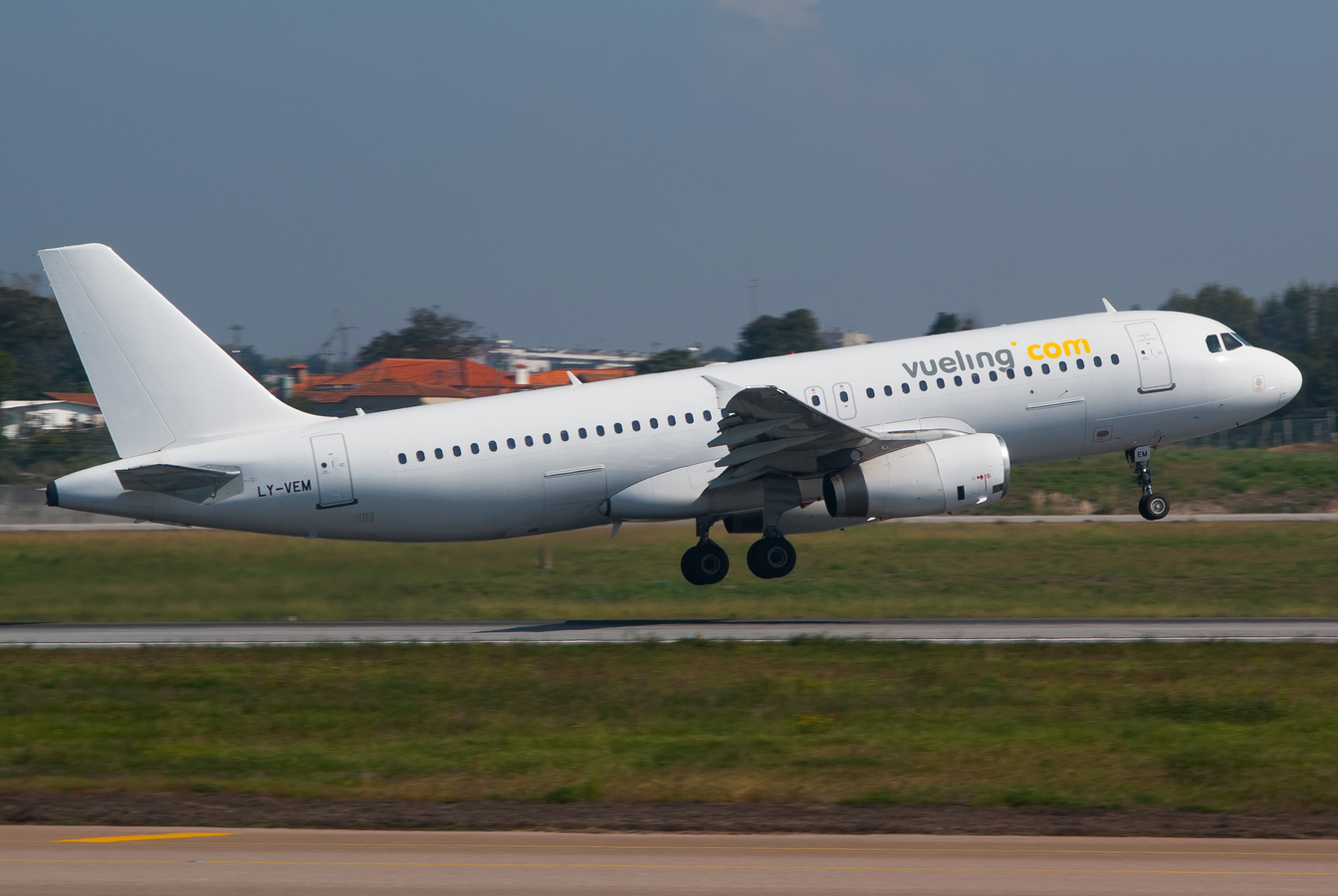 LY-VEM · Airbus A320-233 · (OPO / LPPR)