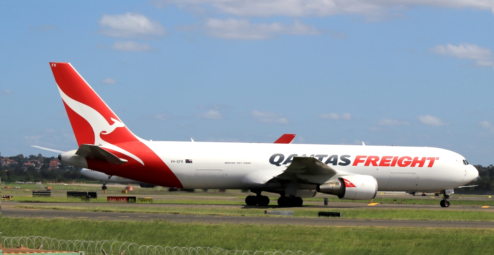 VH-EFR · Boeing 767-381F/ER · (SYD / YSSY)