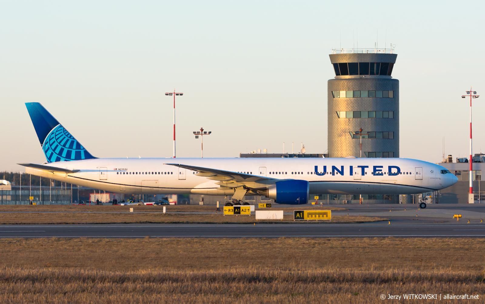 N2352U · Boeing 777-300ER · (RZE / EPRZ)