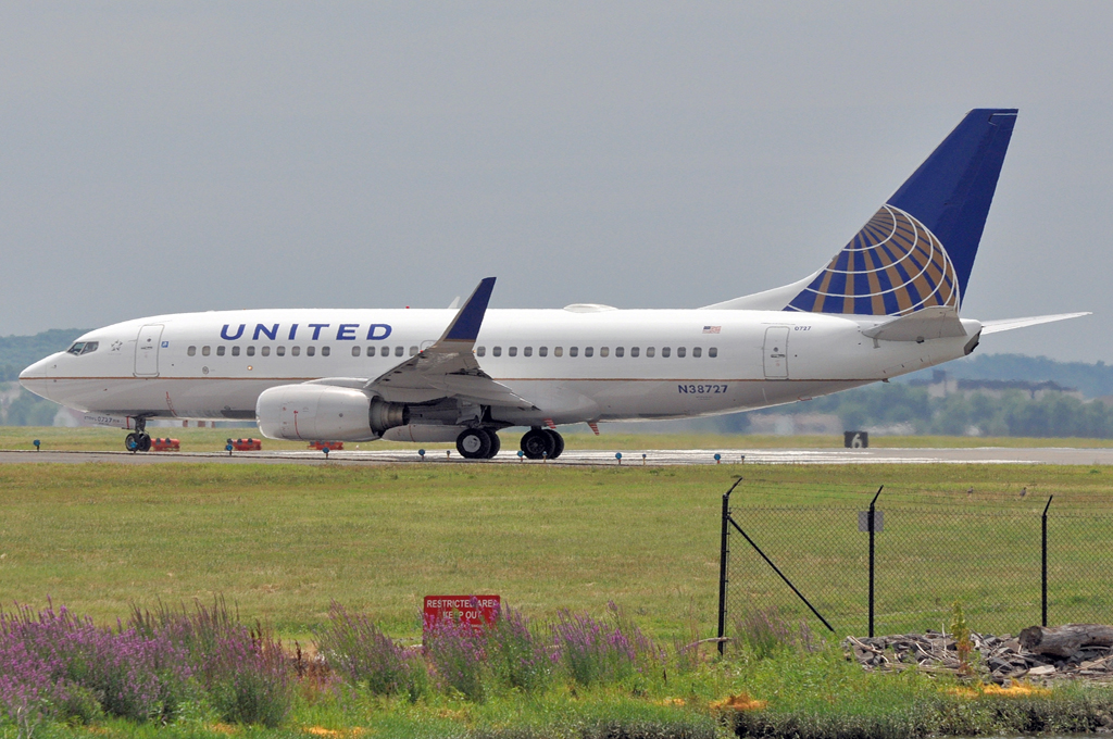 N38727 · Boeing 737-724(WL) · (DCA / KDCA)