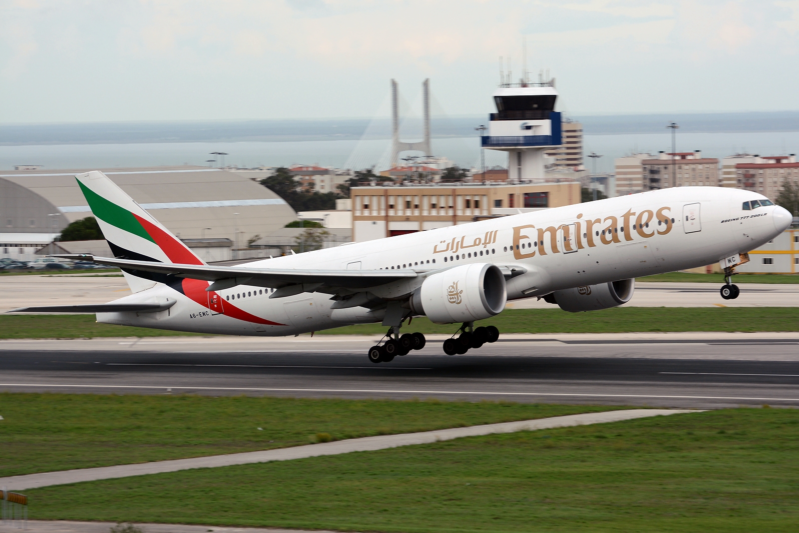 A6-EWC · Boeing 777-21H/LR · (LIS / LPPT)