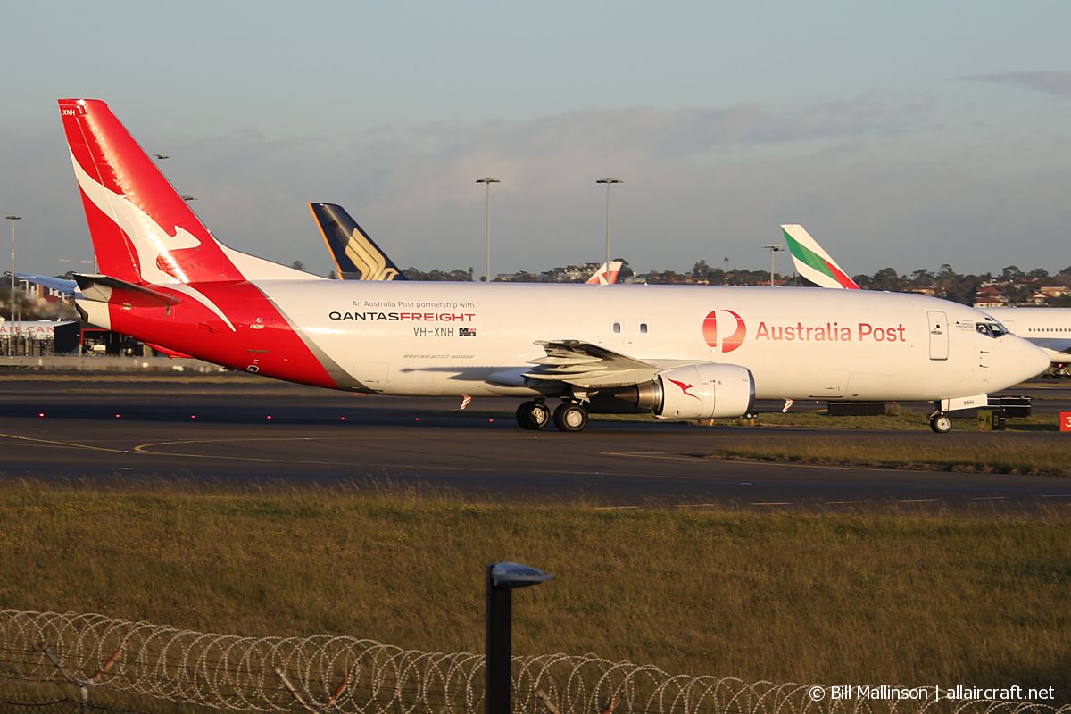 VH-XNH · Boeing 737-4S3(SF) · (SYD / YSSY)