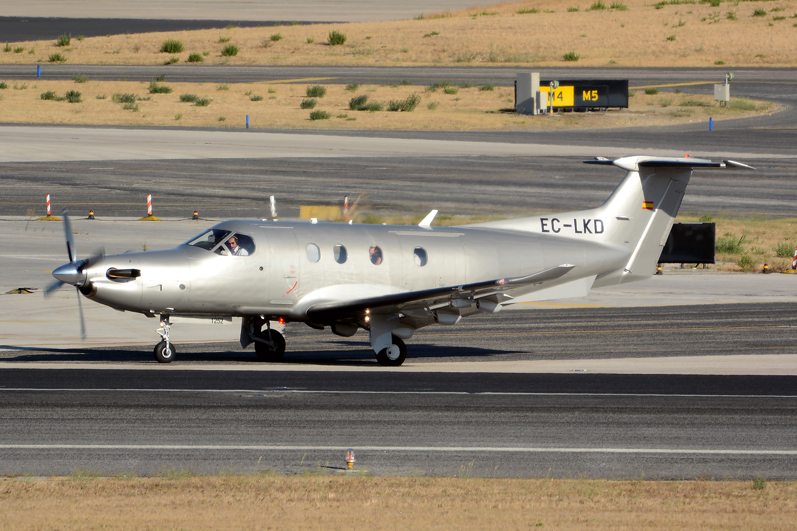 EC-LKD · Pilatus PC-12/47E · (LIS / LPPT)