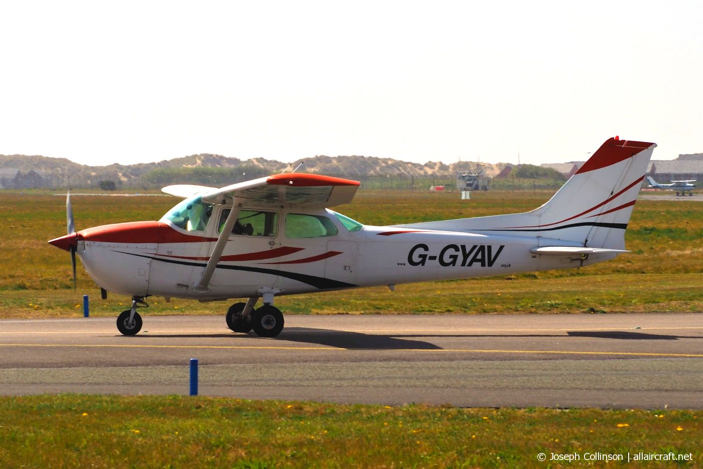 G-GYAV · Cessna 172N · (BLK / EGNH)