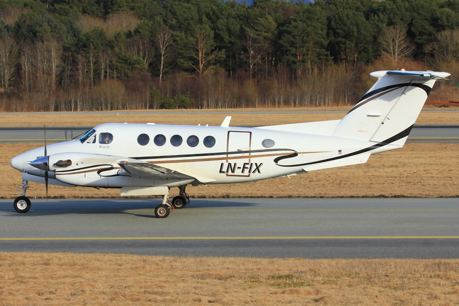 LN-FIX · Raytheon B200 King Air · (SVG / ENZV)