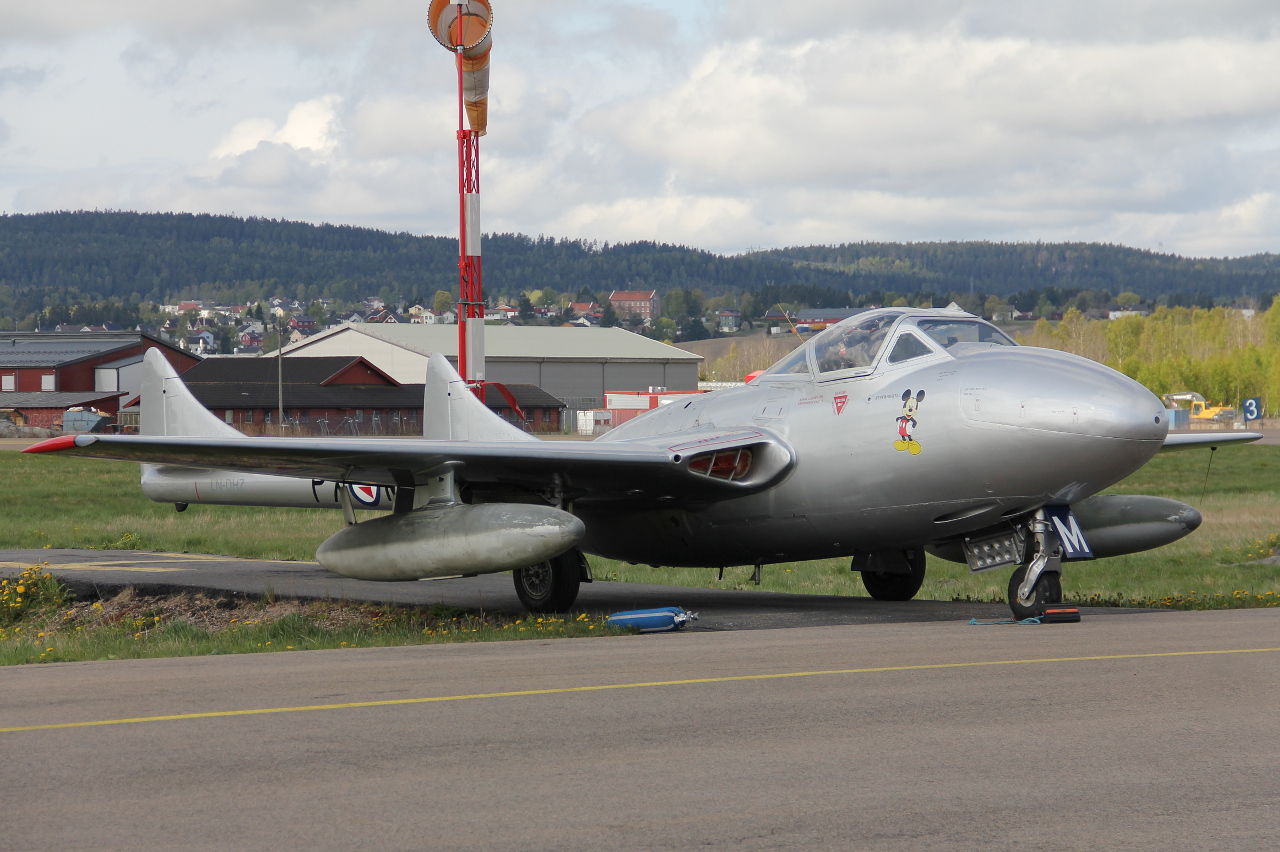 LN-DHZ · De Havilland DH-115 Vampire · (ENKJ)