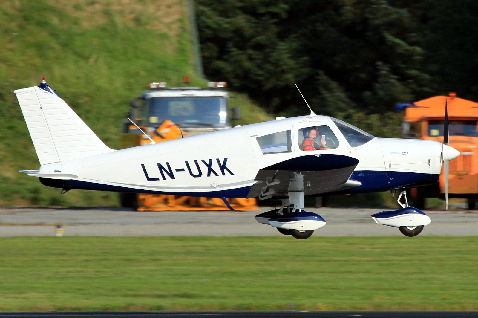 LN-UXK · Piper PA-28-140 Cherokee · (SVG / ENZV)