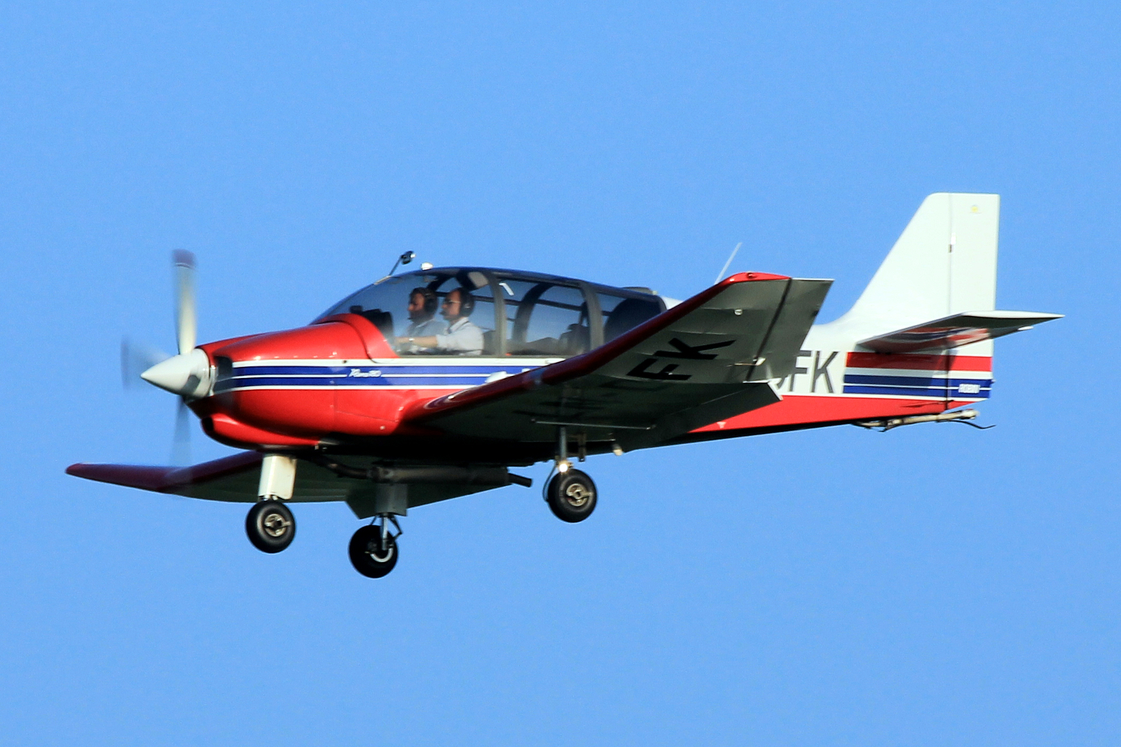 LN-DFK · Robin DR-400-180R Remorqueur · (SVG / ENZV)