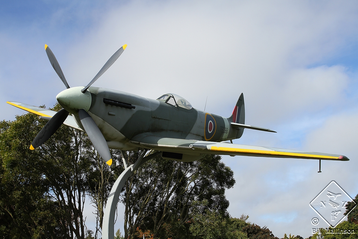 TE288 · Supermarine 361 Spitfire LF16E Replica · (CHC / NZCH)