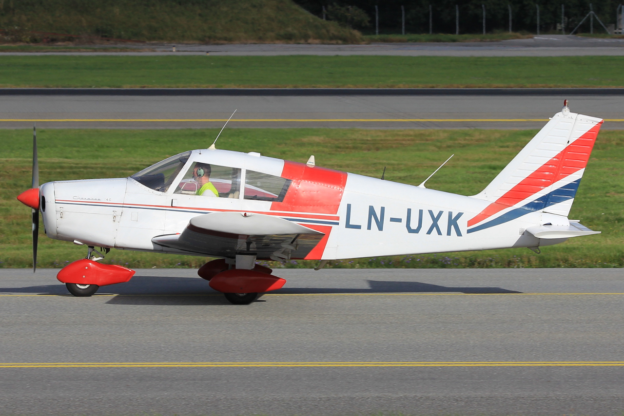 LN-UXK · Piper PA-28-140 Cherokee · (SVG / ENZV)