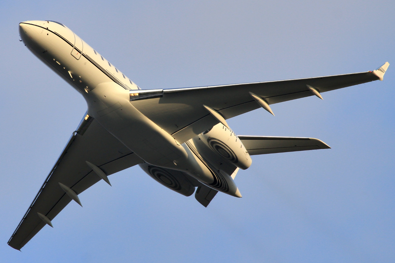 N376G · Bombardier BD-700-1A11 Global 5000 · (WAW / EPWA)