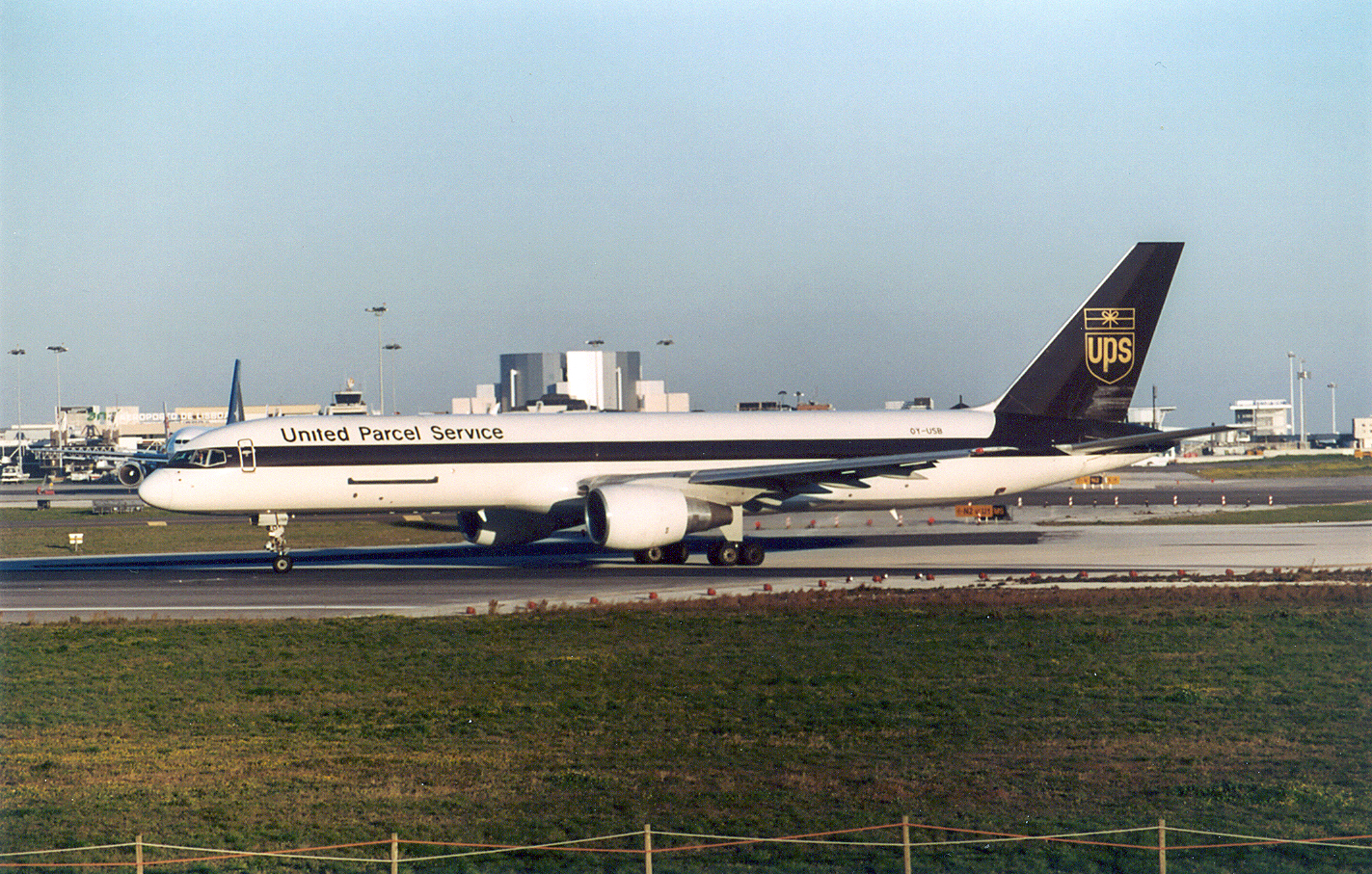 OY-USB · Boeing 757-24APF · (LIS / LPPT)