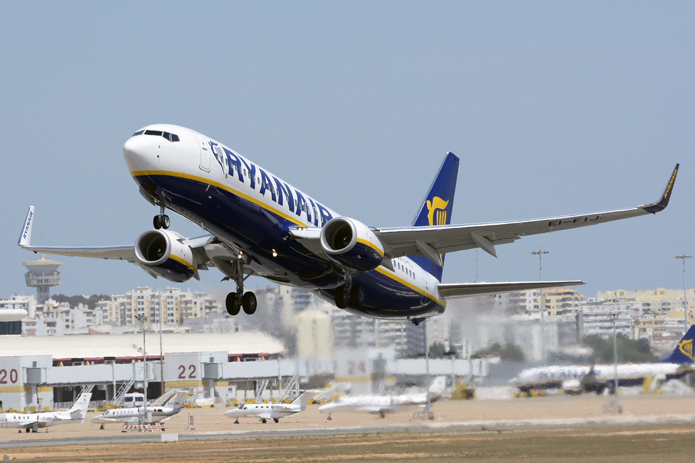 EI-FIJ · Boeing 737-8AS(WL) · (FAO / LPFR)