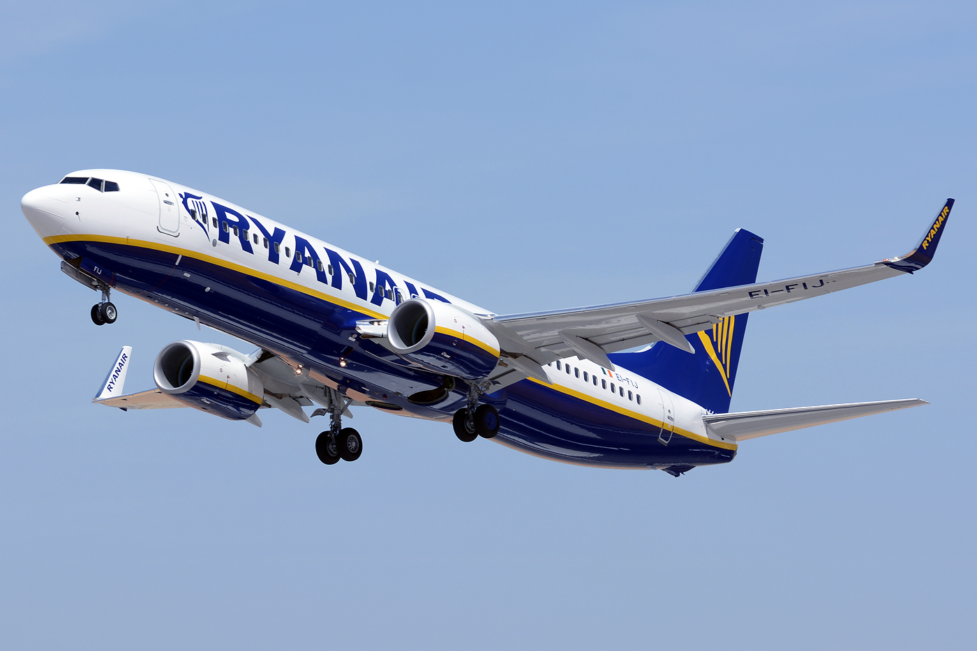 EI-FIJ · Boeing 737-8AS(WL) · (FAO / LPFR)