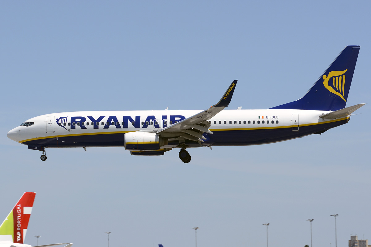EI-DLB · Boeing 737-8AS(WL) · (LIS / LPPT)