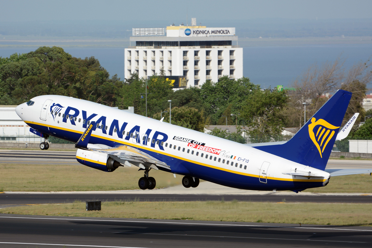 EI-FIO · Boeing 737-8AS(WL) · (LIS / LPPT)