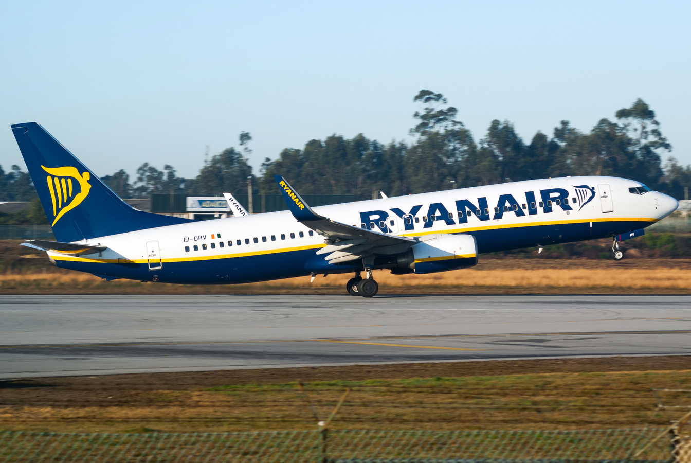 EI-DHV · Boeing 737-8AS(WL) · (OPO / LPPR)