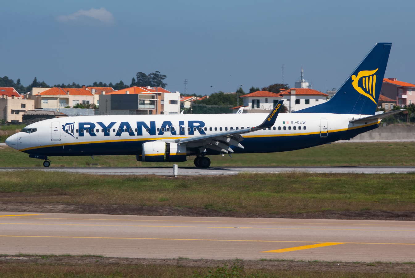 EI-DLW · Boeing 737-8AS(WL) · (OPO / LPPR)