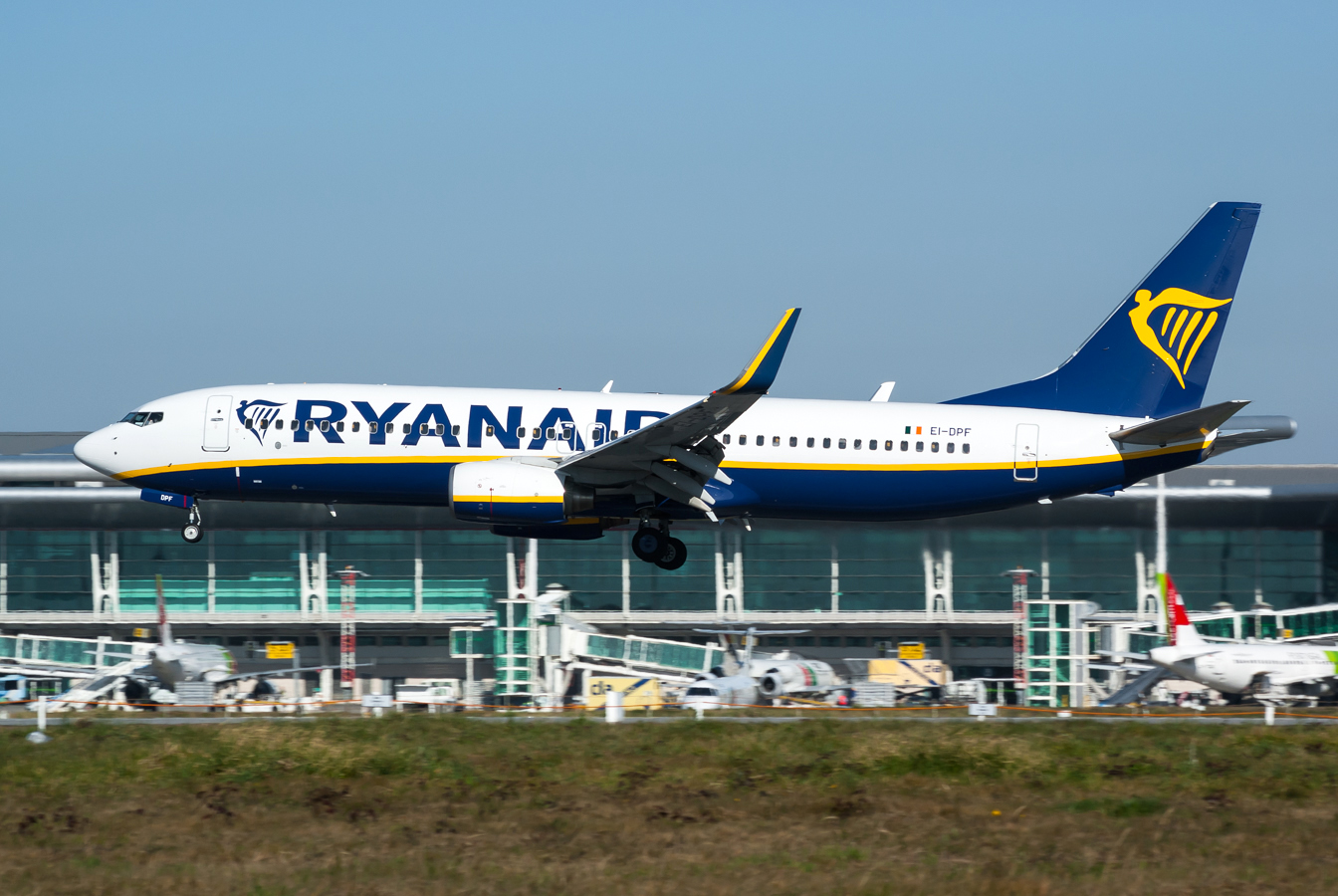 EI-DPF · Boeing 737-8AS(WL) · (OPO / LPPR)