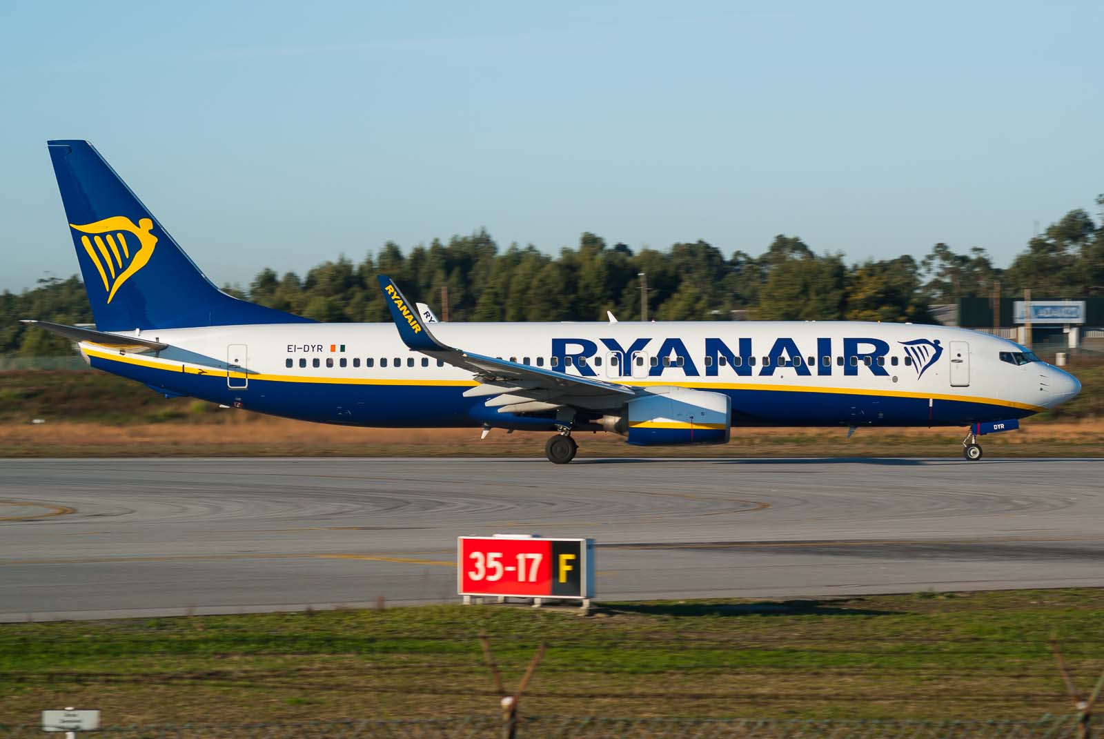 EI-DYR · Boeing 737-8AS(WL) · (OPO / LPPR)