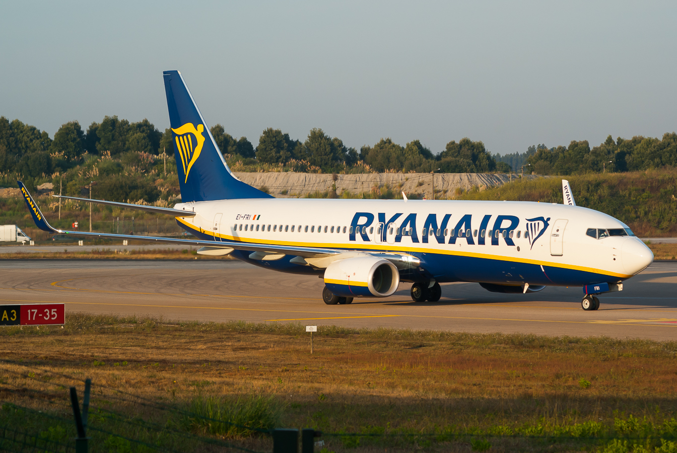 EI-FRI · Boeing 737-8AS(WL) · (OPO / LPPR)