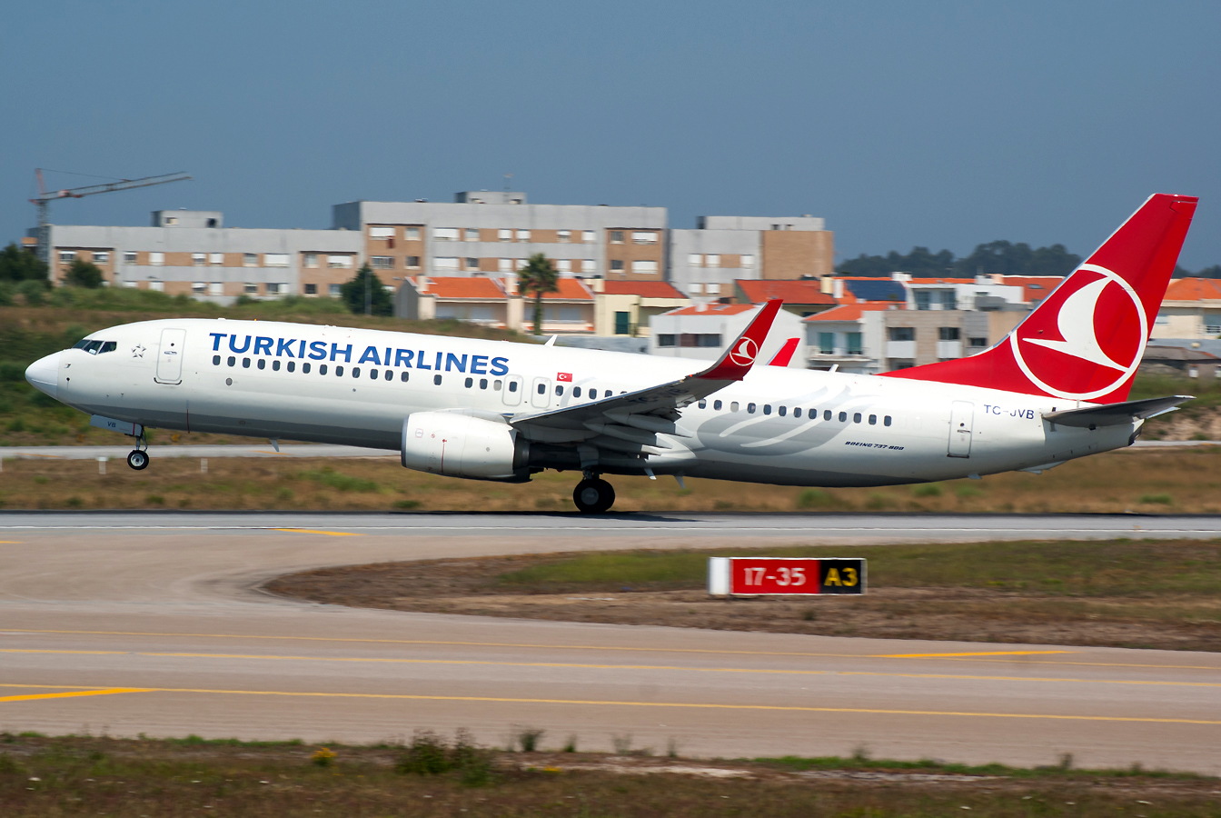 TC-JVB · Boeing 737-8F2(WL) · (OPO / LPPR)